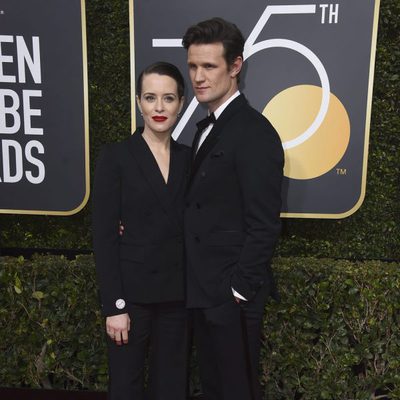 Claire Foy y Matt Smith posan en la alfombra roja de los Globos de Oro 2018