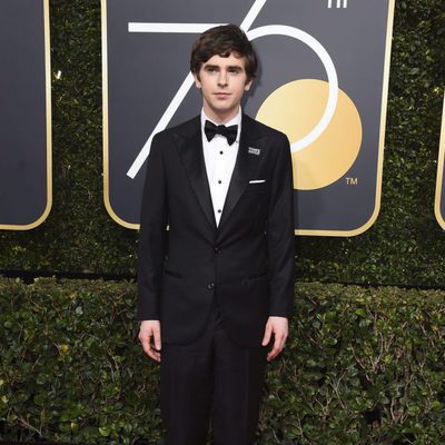 Freddie Highmore posa en la alfombra roja de los Globos de Oro 2018
