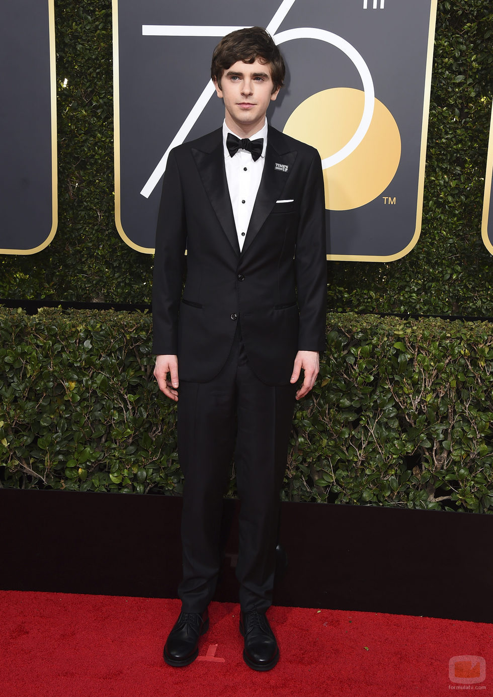 Freddie Highmore posa en la alfombra roja de los Globos de Oro 2018