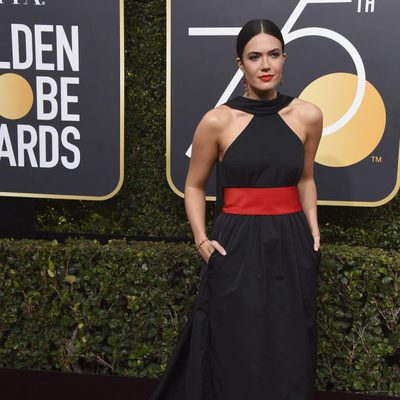 Mandy Moore posa en la alfombra roja de los Globos de Oro 2018