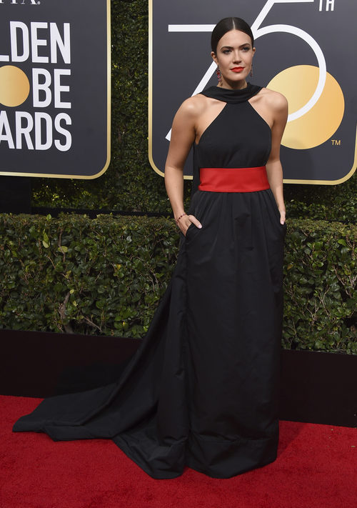 Mandy Moore posa en la alfombra roja de los Globos de Oro 2018