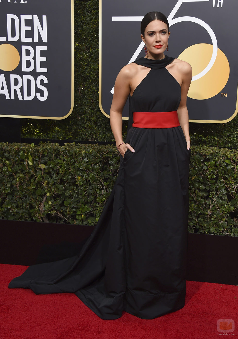 Mandy Moore posa en la alfombra roja de los Globos de Oro 2018