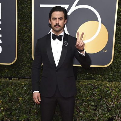 Milo Ventimiglia posa en la alfombra roja de los Globos de Oro 2018