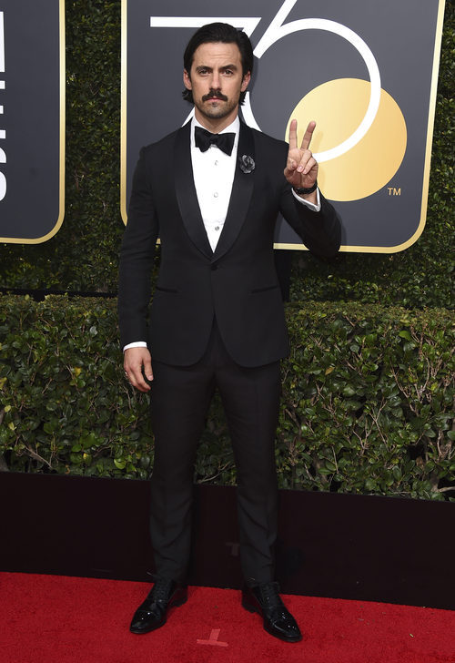 Milo Ventimiglia posa en la alfombra roja de los Globos de Oro 2018
