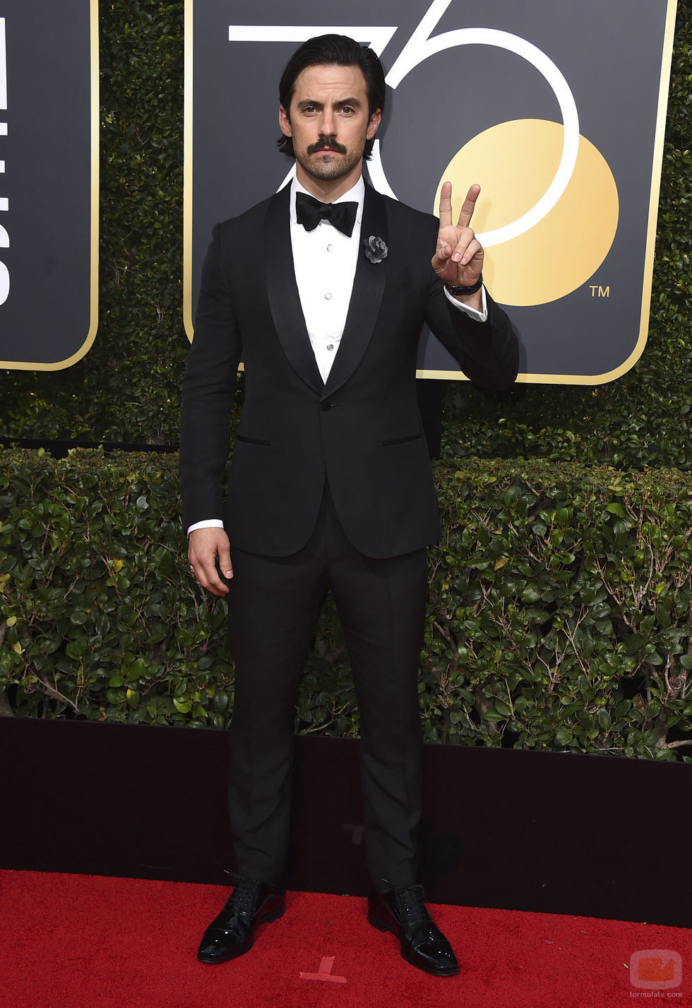 Milo Ventimiglia posa en la alfombra roja de los Globos de Oro 2018