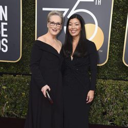 Meryl Streep y Ai-Jen Poo posan en la alfombra roja de los Globos de Oro 2018