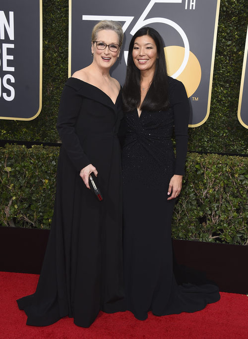 Meryl Streep y Ai-Jen Poo posan en la alfombra roja de los Globos de Oro 2018