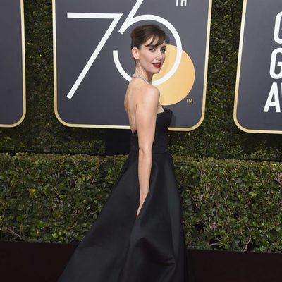 Alison Brie posa en la alfombra roja de los Globos de Oro 2018