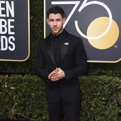 Nick Jonas posa en la alfombra roja de los Globos de Oro 2018
