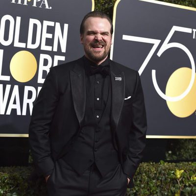 David Harbour posa en la alfombra roja de los Globos de Oro 2018