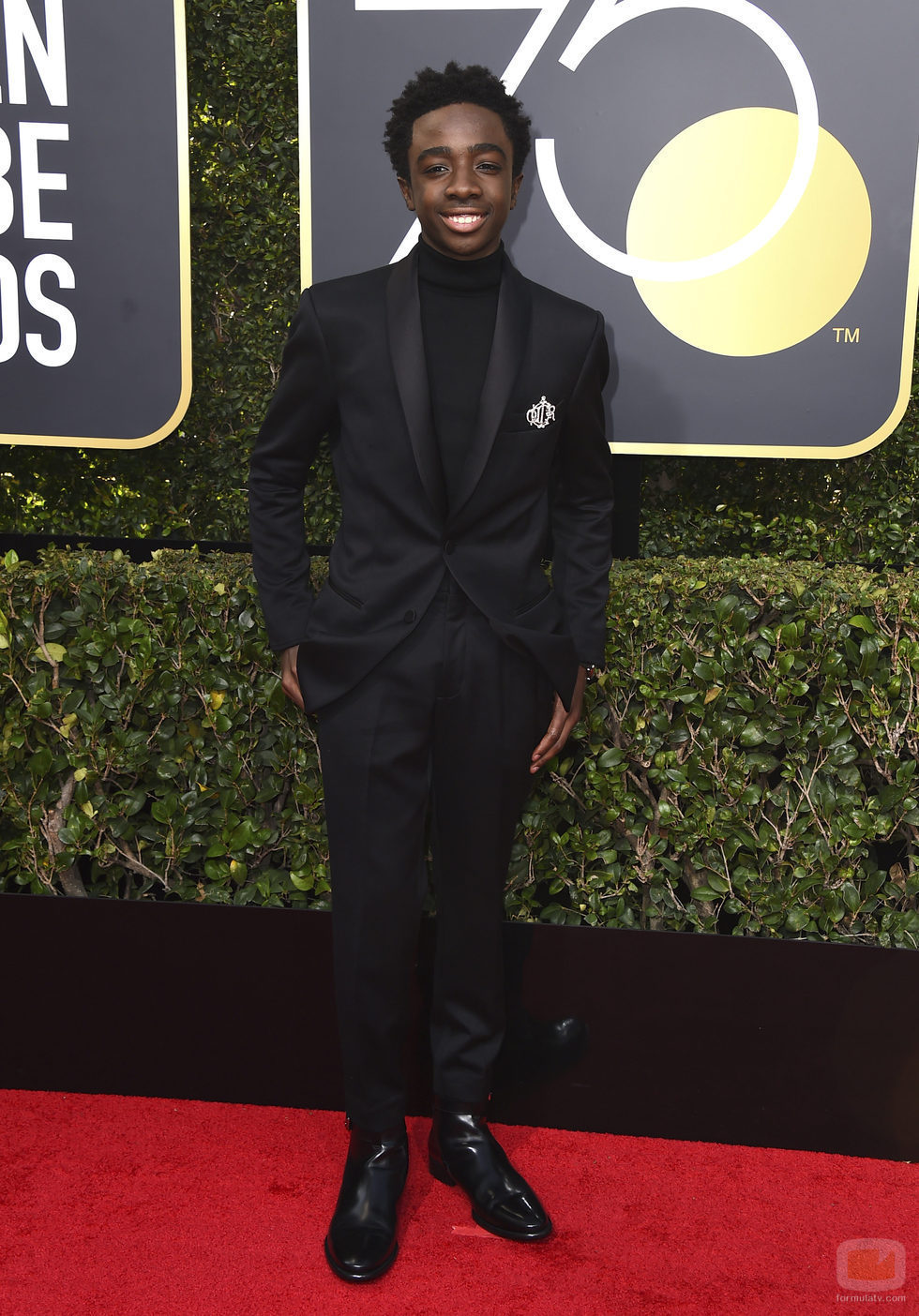 Caleb McLaughlin posa en la alfombra roja de los Globos de Oro 2018