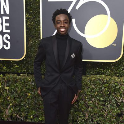 Caleb McLaughlin posa en la alfombra roja de los Globos de Oro 2018