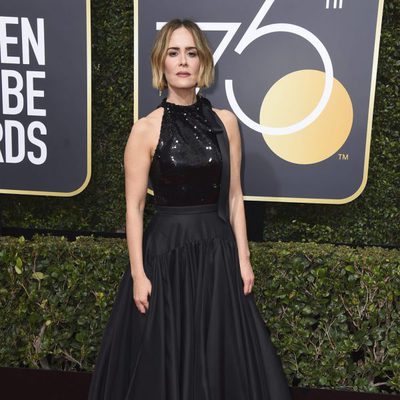 Sarah Paulson posa en la alfombra roja de los Globos de Oro 2018