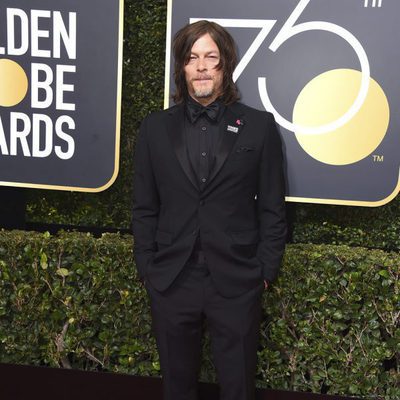 Norman Reedus posa en la alfombra roja de los Globos de Oro 2018