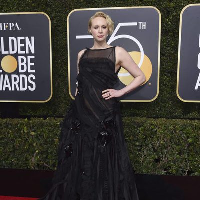 Gwendoline Christie posa en la alfombra roja de los Globos de Oro 2018
