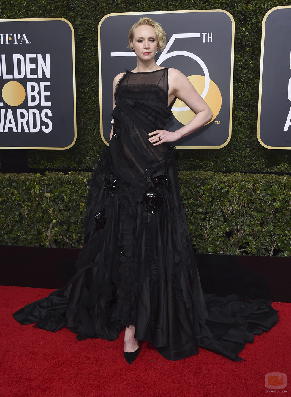 Gwendoline Christie posa en la alfombra roja de los Globos de Oro 2018