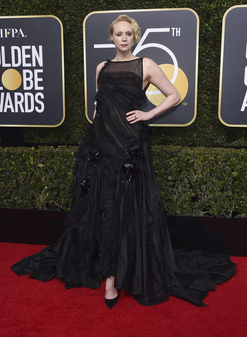 Gwendoline Christie posa en la alfombra roja de los Globos de Oro 2018
