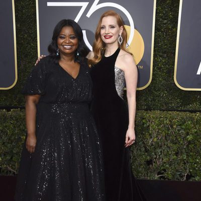 Octavia Spencer y Jessica Chastain posan en la alfombra roja de los Globos de Oro 2018
