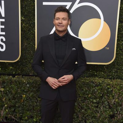 Ryan Seacrest posan en la alfombra roja de los Globos de Oro 2018