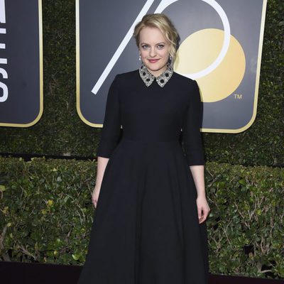 Elisabeth Moss posa en la alfombra roja de los Globos de Oro 2018