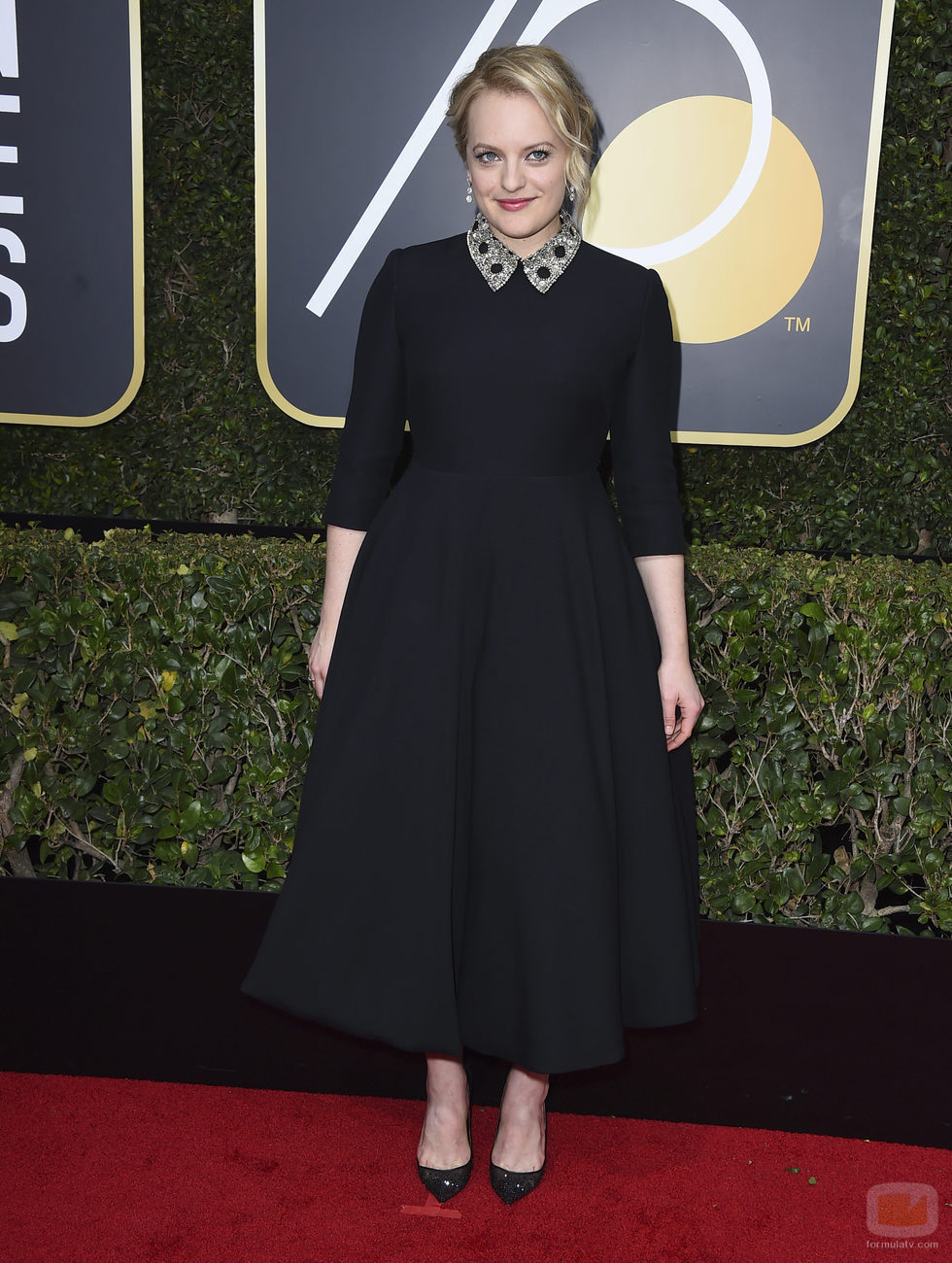 Elisabeth Moss posa en la alfombra roja de los Globos de Oro 2018