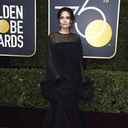 Angelina Jolie posa en la alfombra roja de los Globos de Oro 2018