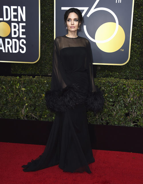 Angelina Jolie posa en la alfombra roja de los Globos de Oro 2018