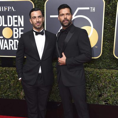 Ricky Martin posa junto a su pareja en la alfombra roja de los Globos de Oro 2018