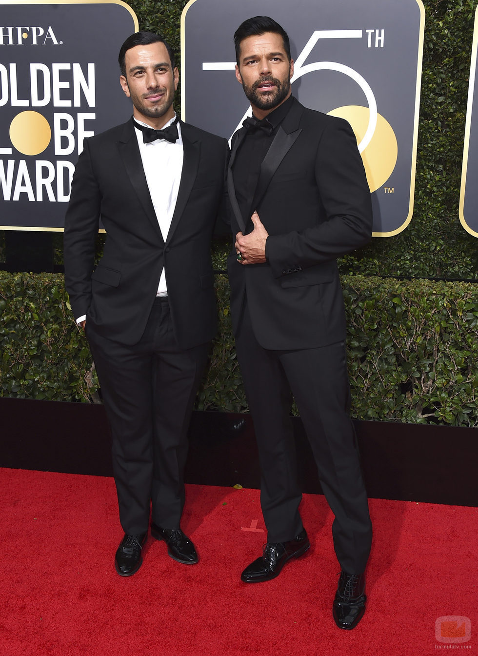Ricky Martin posa junto a su pareja en la alfombra roja de los Globos de Oro 2018