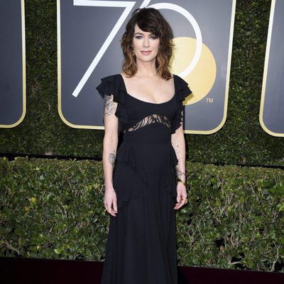 Lena Headey posa en la alfombra roja de los Globos de Oro 2018