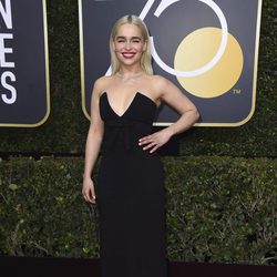 Emilia Clarke posa en la alfombra roja de los Globos de Oro 2018