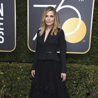 Michelle Pfeiffer posa en la alfombra roja de los Globos de Oro 2018