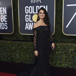 Penélope Cruz posa en la alfombra roja de los Globos de Oro 2018