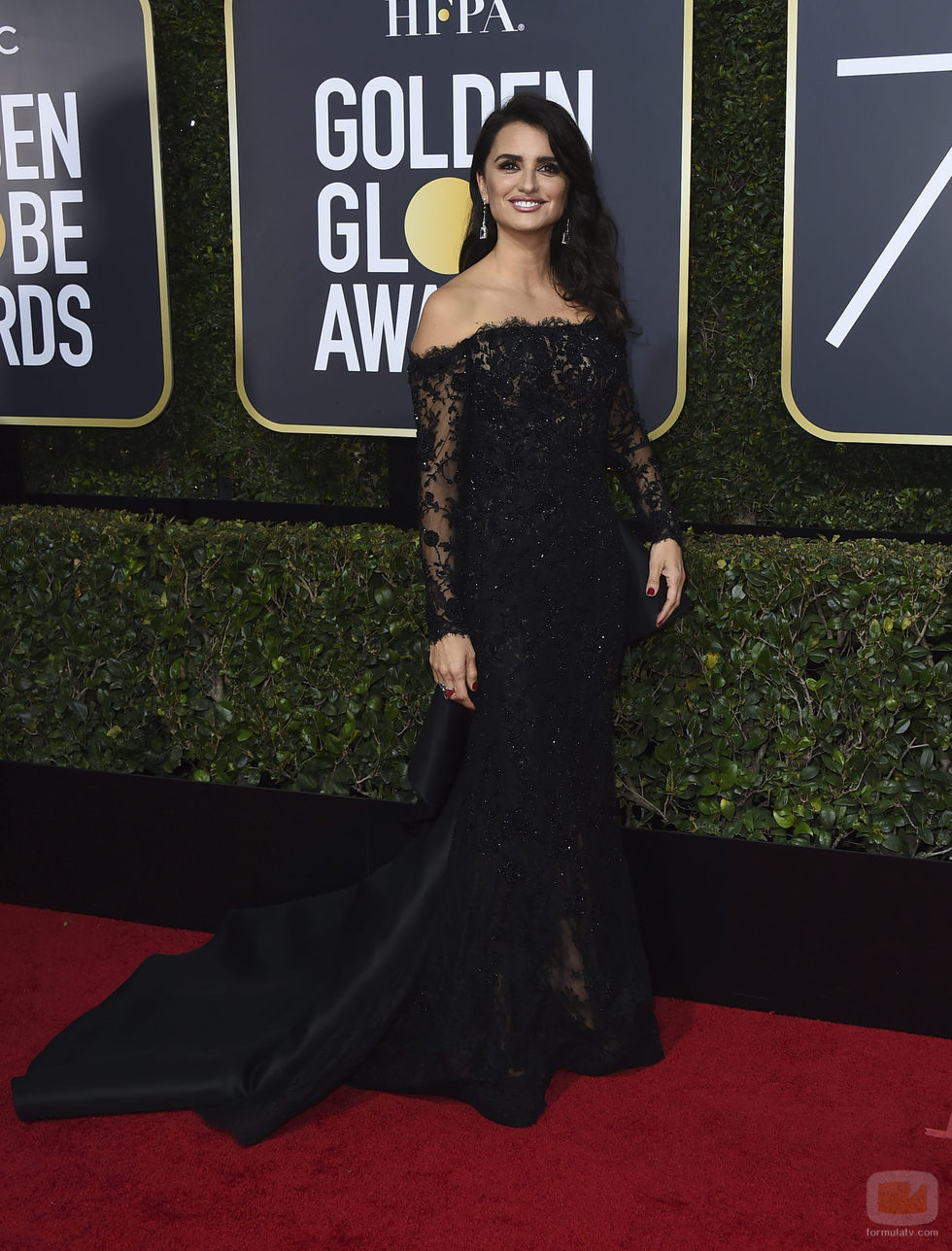 Penélope Cruz posa en la alfombra roja de los Globos de Oro 2018