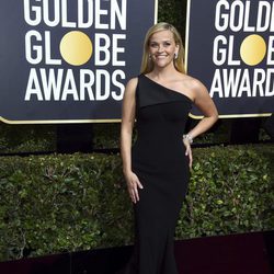 Reese Whiterspoon posa en la alfombra roja de los Globos de Oro 2018