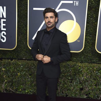 Zac Efron posa en la alfombra roja de los Globos de Oro 2018