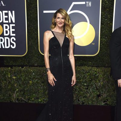 Laura Dern posa en la alfombra roja de los Globos de Oro 2018