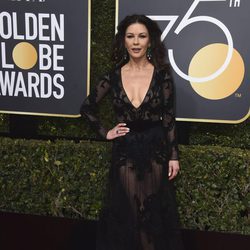 Catherine Zeta Jones en la alfombra roja de los Globos de Oro 2018