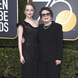 Emma Stone y Billie Jean King posan en la alfombra roja de los Globos de Oro 2018