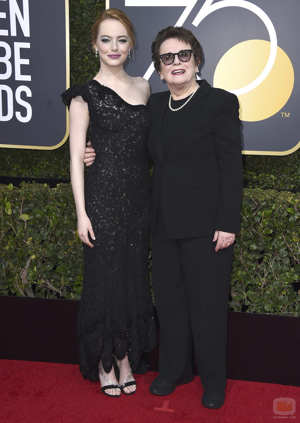Emma Stone y Billie Jean King posan en la alfombra roja de los Globos de Oro 2018