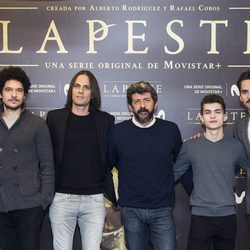 El elenco principal de 'La peste' junto a Rafael Cobos y Alberto Rodríguez, los creadores, en la presentación de la serie
