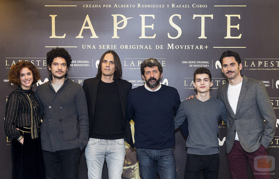El elenco principal de 'La peste' junto a Rafael Cobos y Alberto Rodríguez, los creadores, en la presentación de la serie
