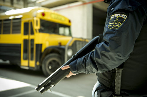Policía y el autobús de Cruz del Norte durante un rodaje de la tercera temporada de 'Vis a Vis'