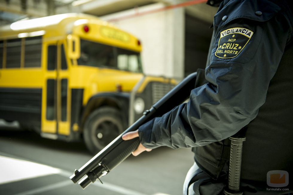 Policía y el autobús de Cruz del Norte durante un rodaje de la tercera temporada de 'Vis a Vis'