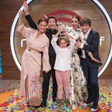 El jurado, la presentadora y la ganadora de 'MasterChef Junior 5' con el trofeo