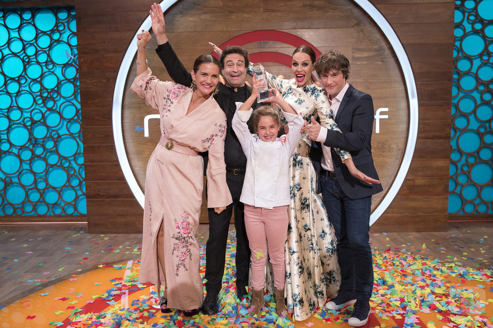 El jurado, la presentadora y la ganadora de 'MasterChef Junior 5' con el trofeo