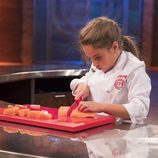 Esther, ganadora del programa, prepara su plato final en  'MasterChef Junior 5'