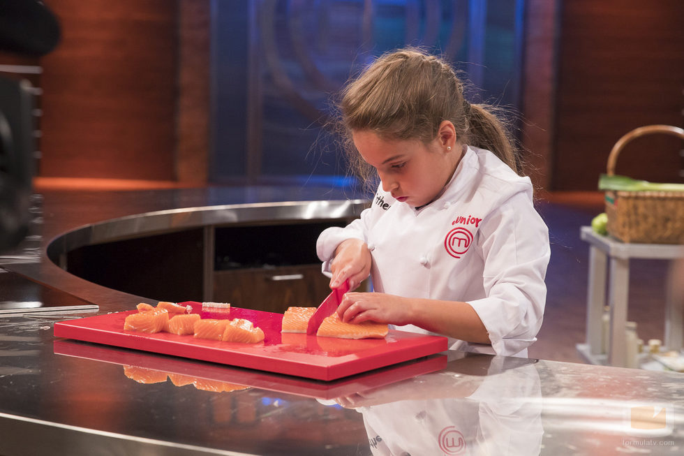 Esther, ganadora del programa, prepara su plato final en 'MasterChef Junior 5'