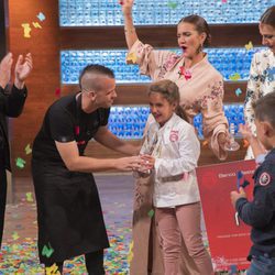 Dabiz Muñóz le entrega el premio a Esther, la ganadora de 'MasterChef Junior 5'