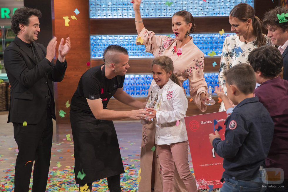 Dabiz Muñóz le entrega el premio a Esther, la ganadora de 'MasterChef Junior 5'